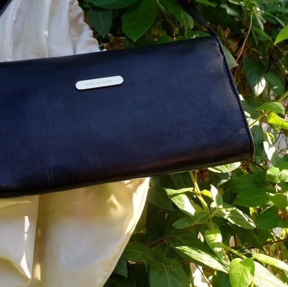 Michael Kors Oversized ID Chain Leather‎ Clutch, Bl - Picture 8 of 8